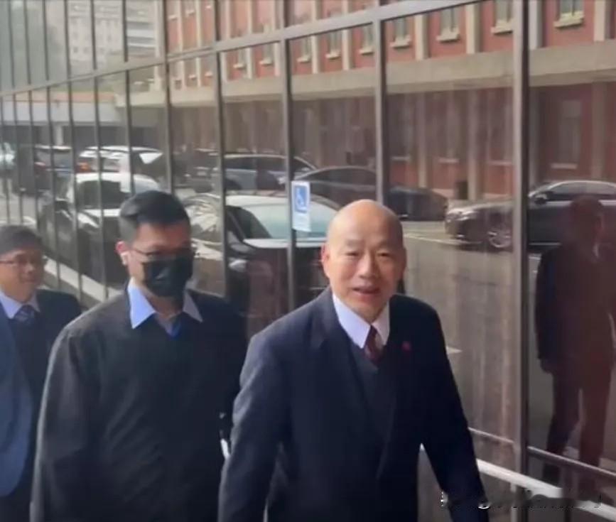 韩国瑜越来越圆滑了？民众党陆配李贞秀就职立委遭绿营拿国籍问题疯狂攻击，记者追问