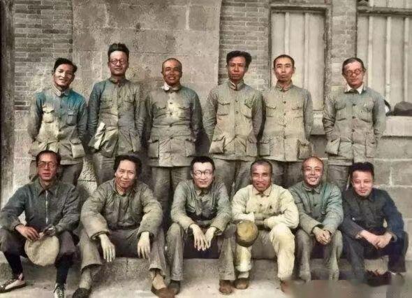 一张旧照，布衣怀家国初心照山河这张照片，是1938年延安，中共六届六中全会主席团