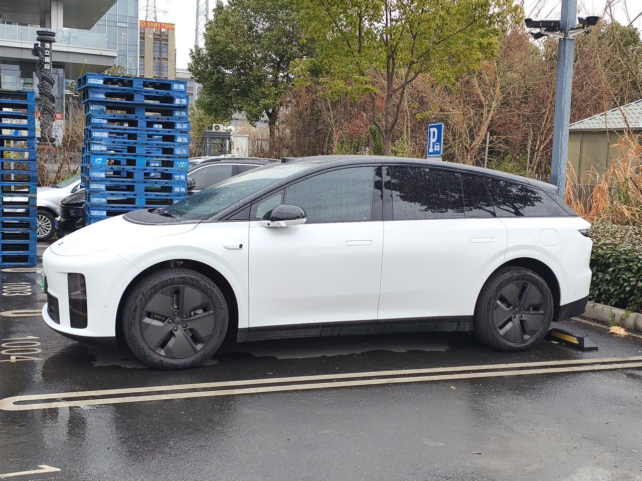 理想i6，这车身线条，无人能敌。单论车身曲线，市面上没有一辆车比理想i6还流