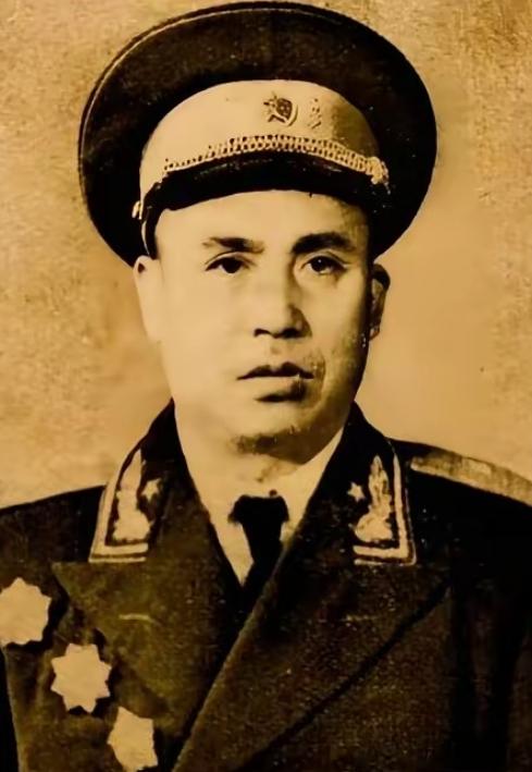 1947年，一四野师长娶下牺牲战友的妻子，洞房当晚，他没有碰新娘，反倒提出：“让