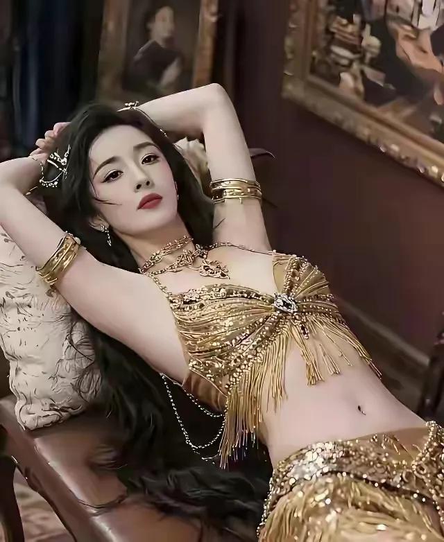 谁懂啊！这一身鎏金造型真的美到我心坎里💛满是流苏和闪钻的金色套装，慵懒靠在那