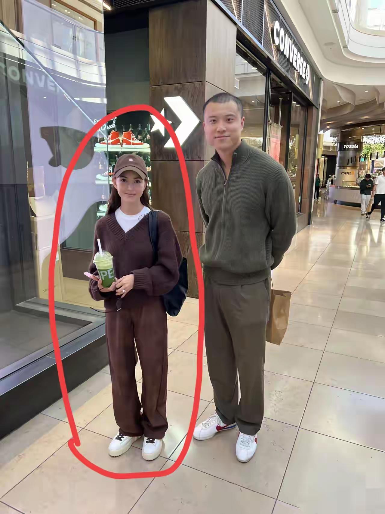 周董老婆昆凌那么矮，感觉只有1.5米，是不是旁边那个男生有两米？怎么感觉昆凌那