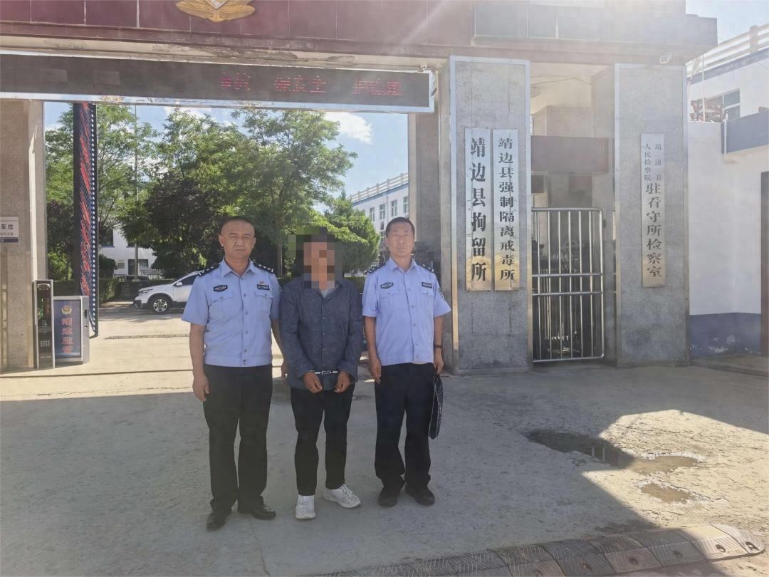 陕西靖边，一50多岁农民看一片“荒地”长了杂草，便开上四轮旋耕机轰轰烈烈翻了几天