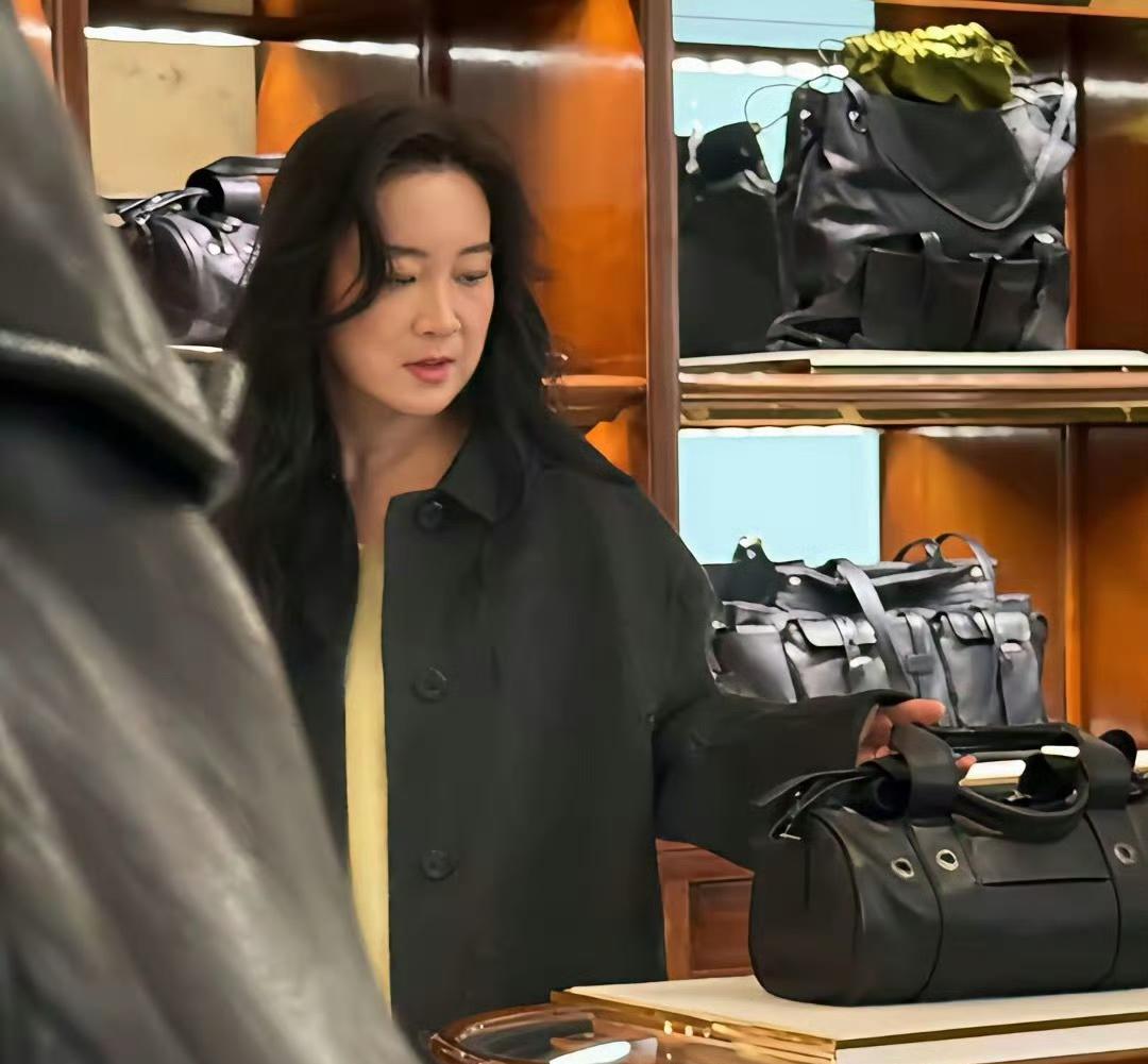 贾玲瘦成这样，你敢认吗？米兰时装周生图，梳着一丝不苟盘发、裹着极简大衣的