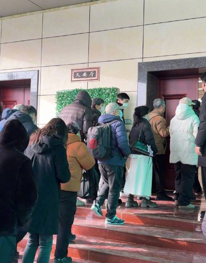 何晴告别仪式六小龄童唐国强为何晴送挽联15日，演员何晴告别仪式在北京昌平殡仪馆