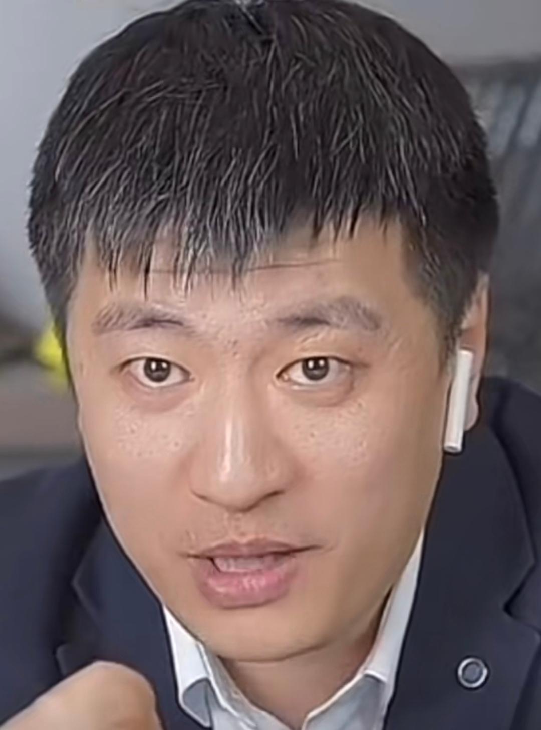 有网友说，张雪峰突然去世是因为运动过量，这是不准确的。跑步虽是诱因，但不是原因。