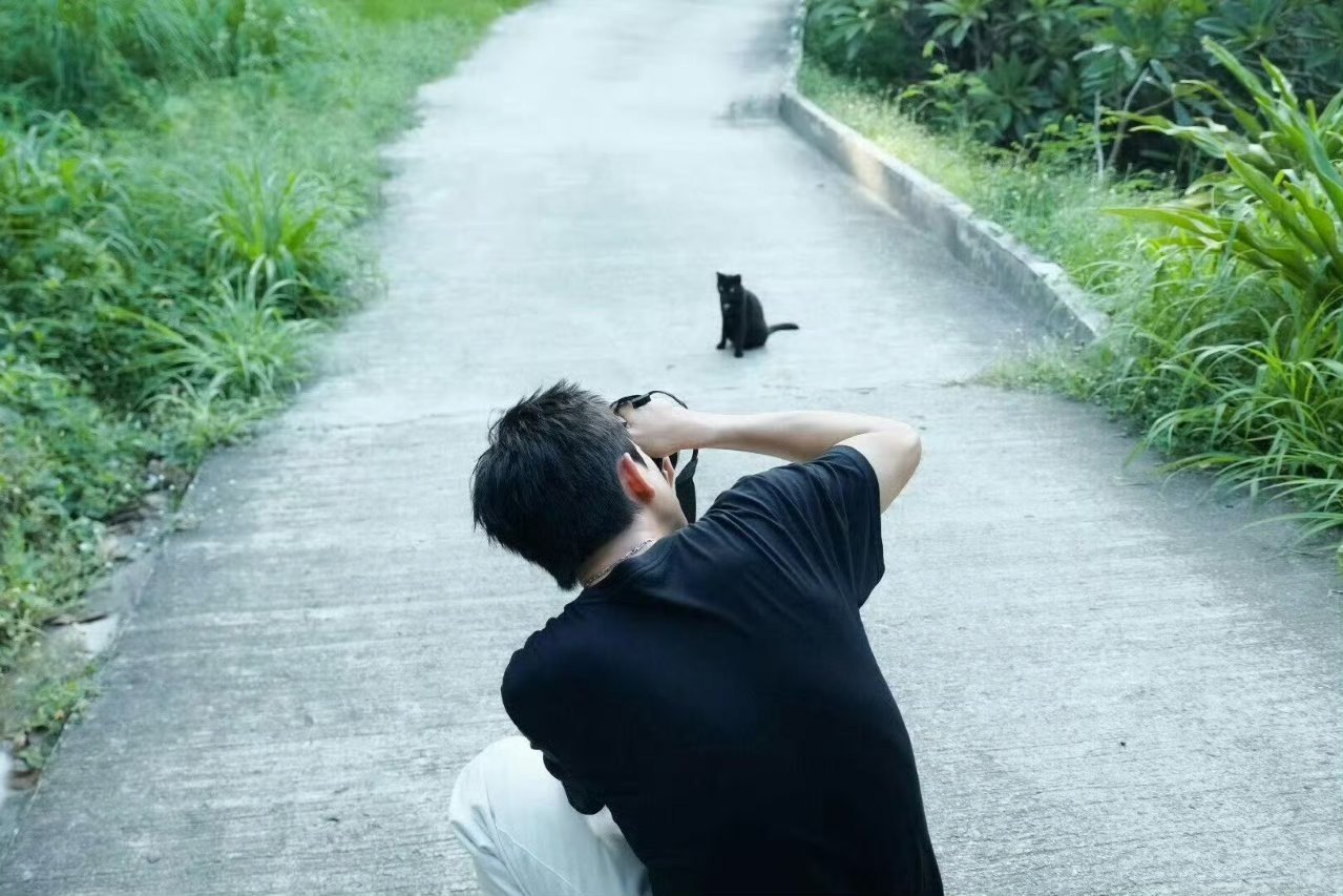 李现在海边拍张婧仪他拍过海边的落日，也拍过球场上的热血。拍过小猫的慵懒，也拍过自