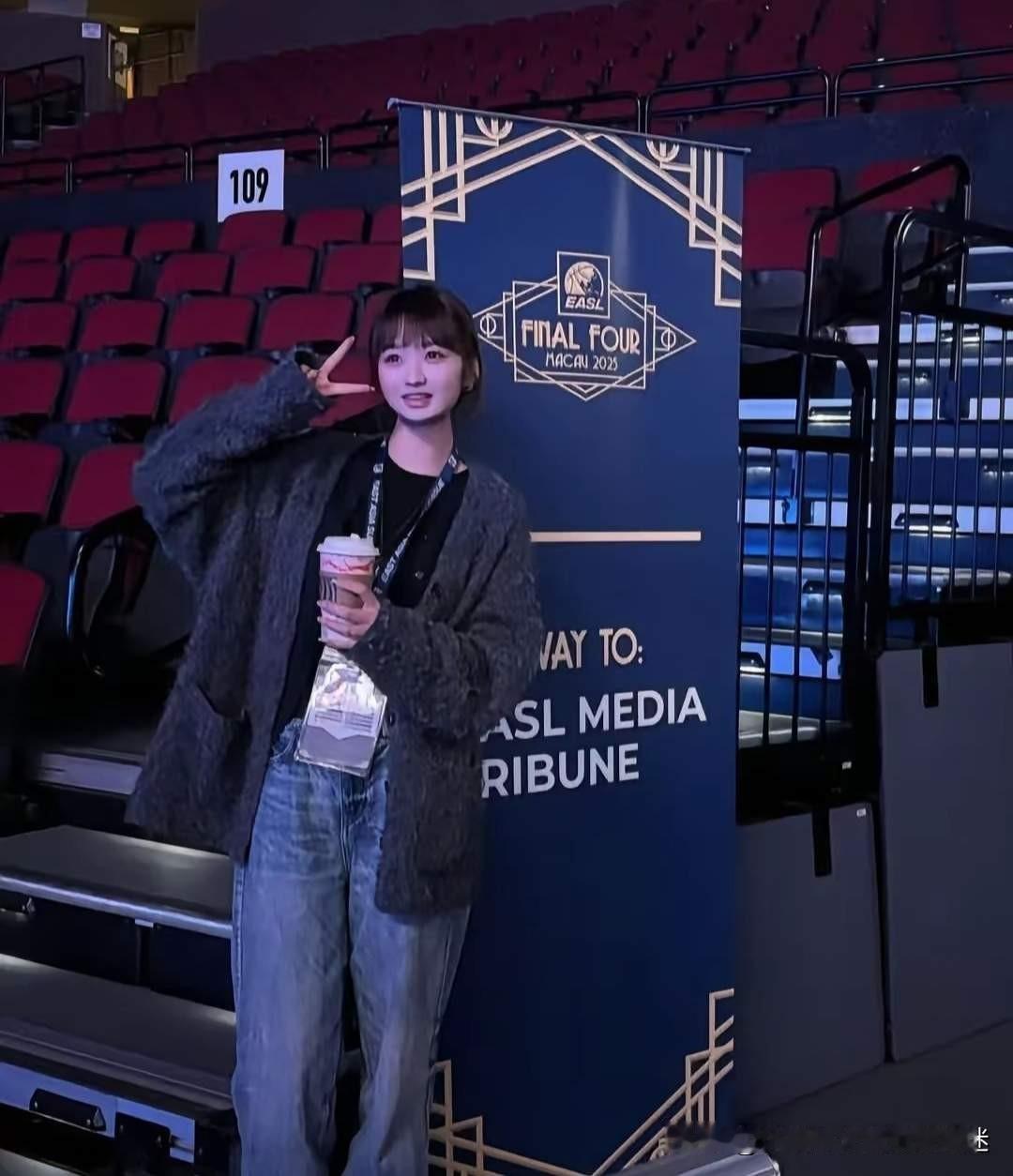 杨瀚森女友说实话变化挺大的！！！以前就跟刚毕业的小女生一样，现在身材越来越往卡戴