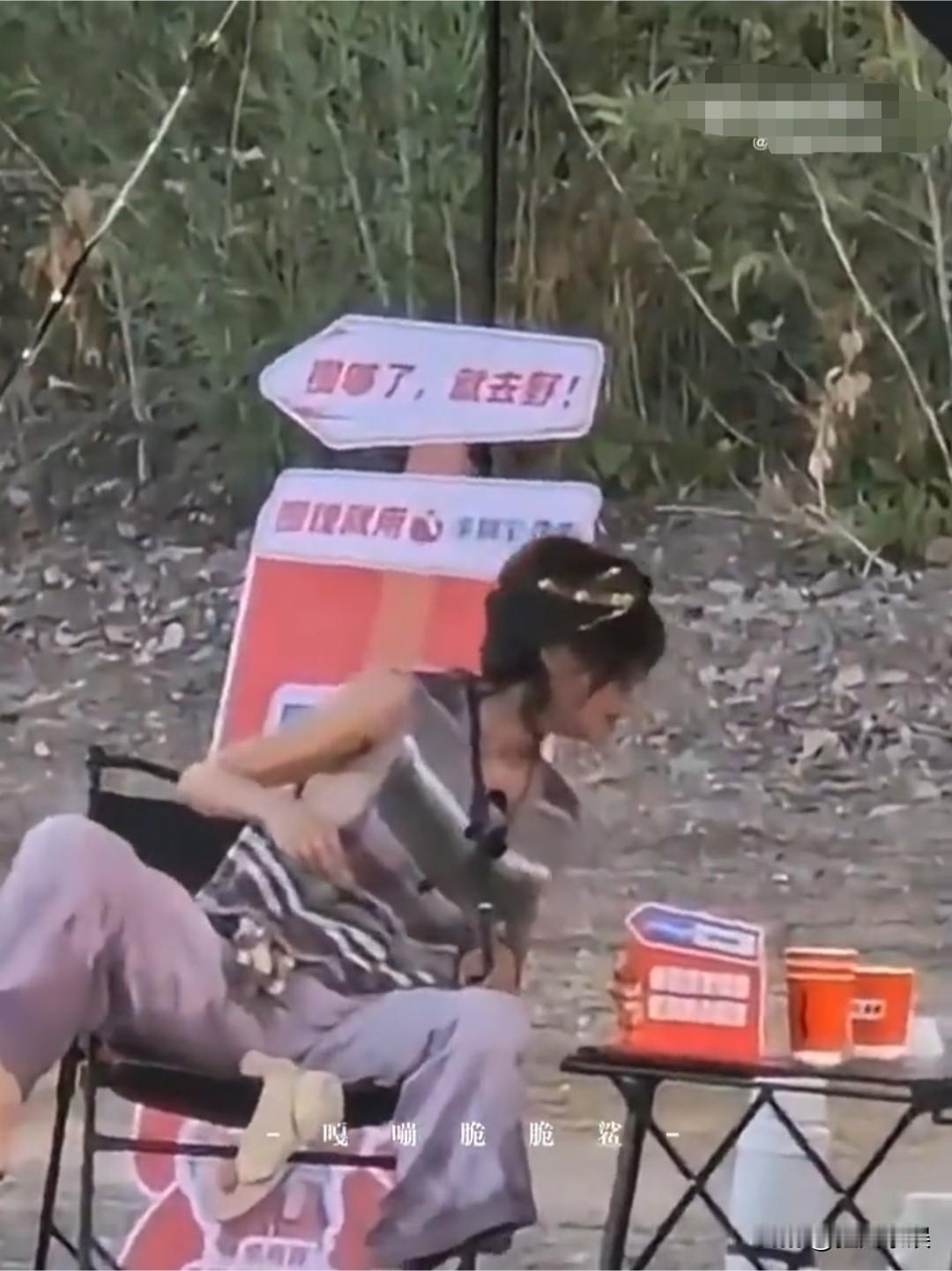 辛芷蕾，笑到飙泪！8月18日，有网友放出辛芷蕾录制综艺的路透视频，在综艺《向