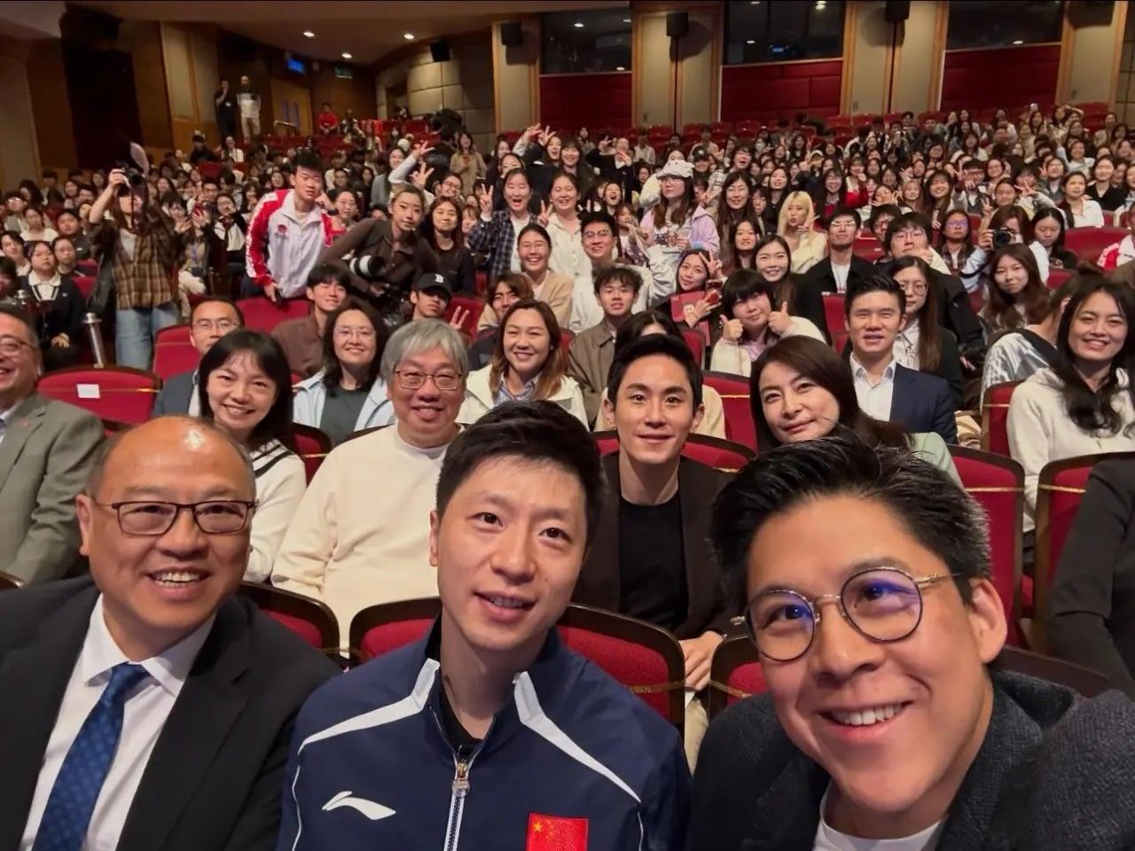 霍启刚发了特别开心邀请到我的好友，奥运六金王马龙专程来到香港，和大家分享他的奋