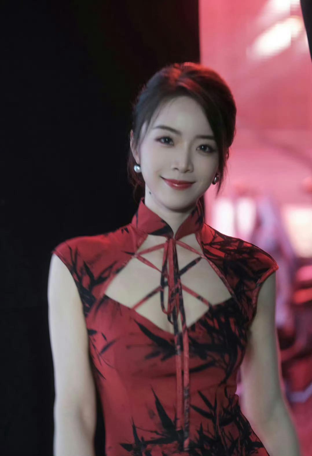 余霜阿姨旗袍在身可以说是无敌了​​​