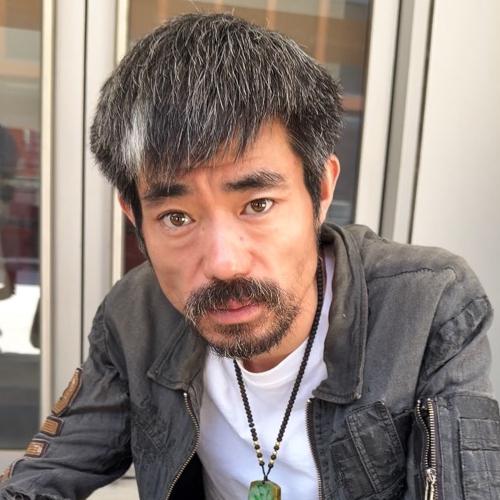 阿四是巴黎世家的二公子，是香港来的神秘富商，还是管着四千号员工的大厂长。但现实