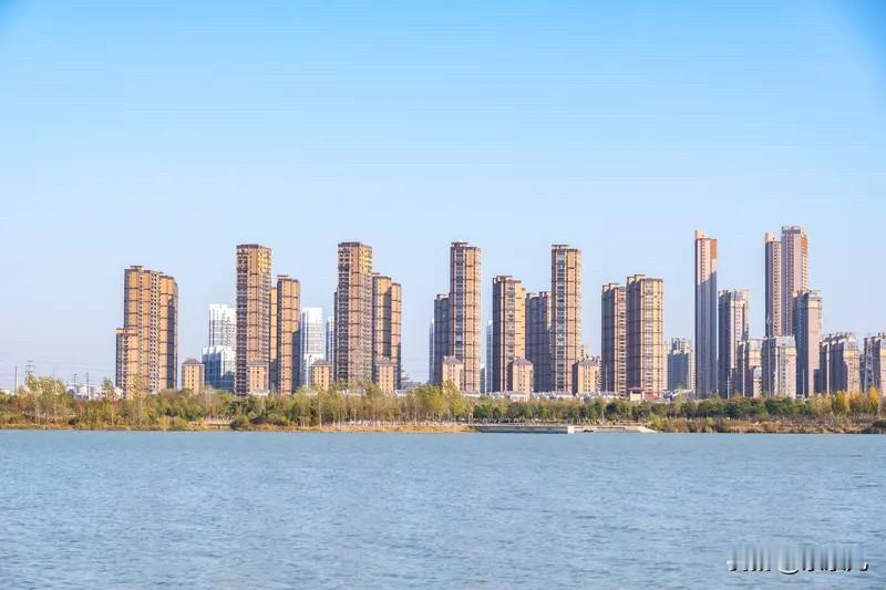 郑州楼市：2026年1‑5至8‑12，北龙湖房价稳稳钉在3.6万，丝毫未动。