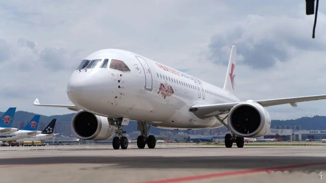 C919落地深圳机场了，以后有C919在深圳-上海的航班了刚看了落地视频，教科书