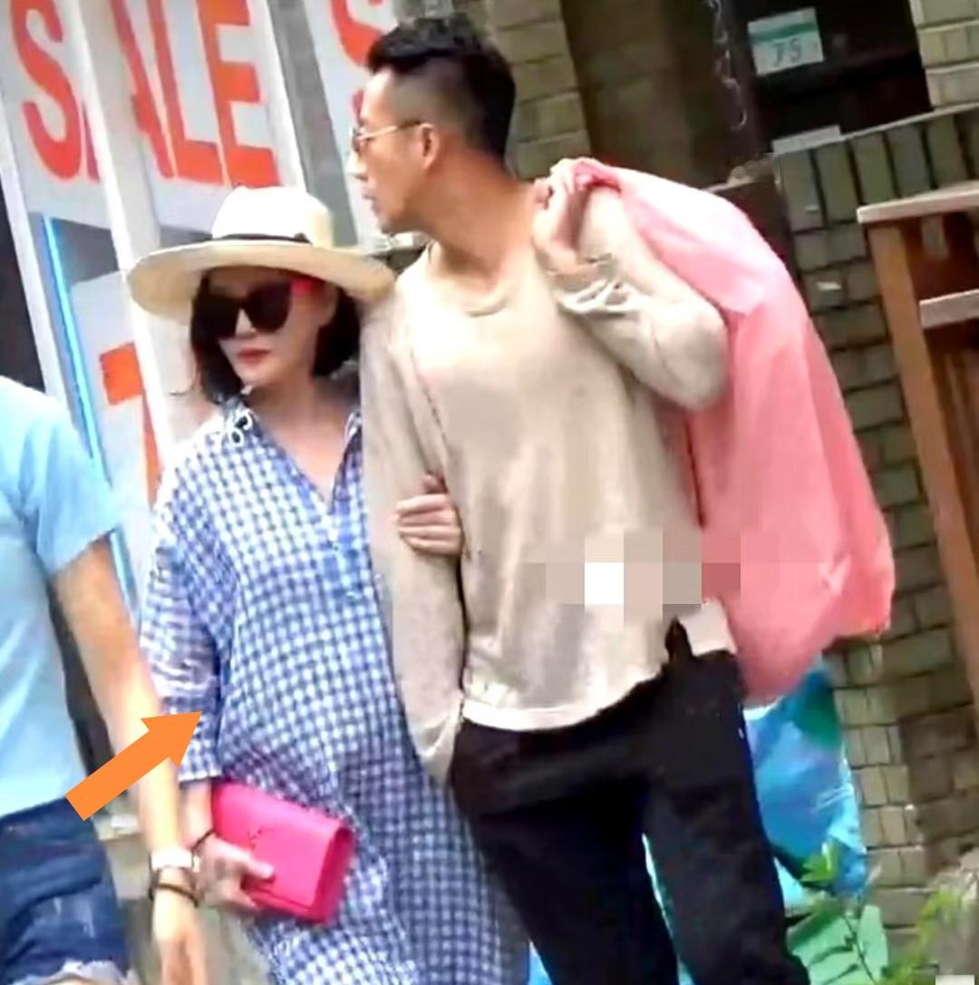 大S早前和汪小菲感情没破裂的时候，两人一起出门逛街，哪怕当时身材有些臃肿，看着像