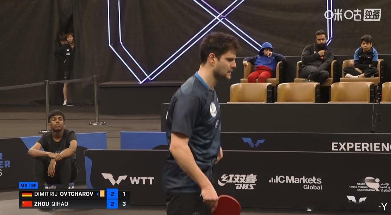 朱雨玲在窗帘背后看果然还是别人比赛最好看