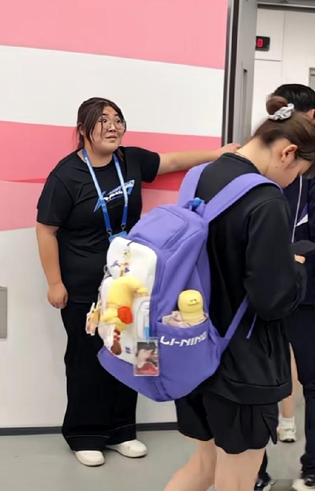 “乒超联赛”一志愿者小姐姐表情亮了！志愿者小姐姐看到了心中的榜样“王楚钦”，
