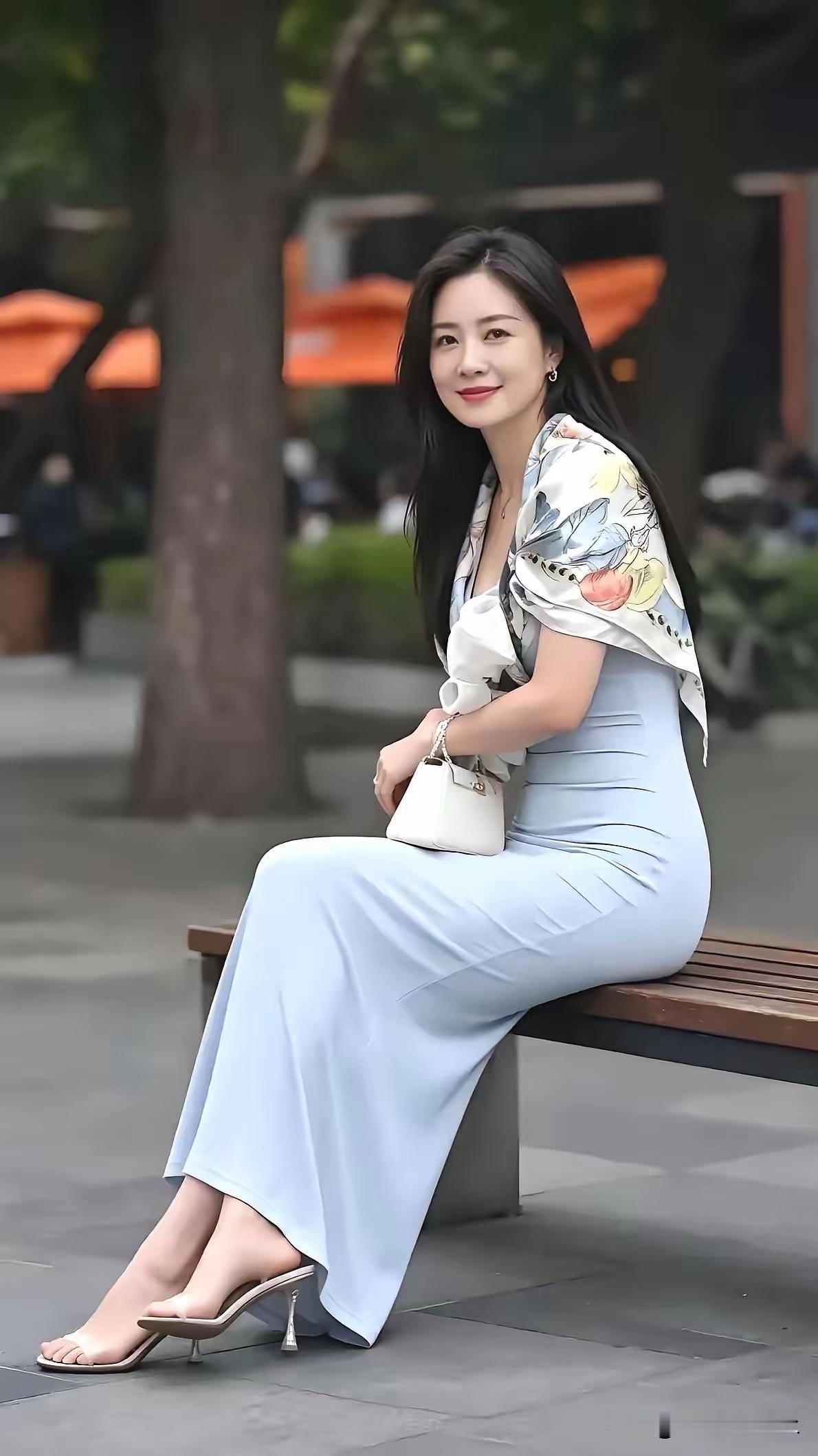 优雅蓝裙，都市街头的时尚一瞥👗👠💃淡雅蓝裙照浅色蓝裙穿搭蓝白裙穿搭无