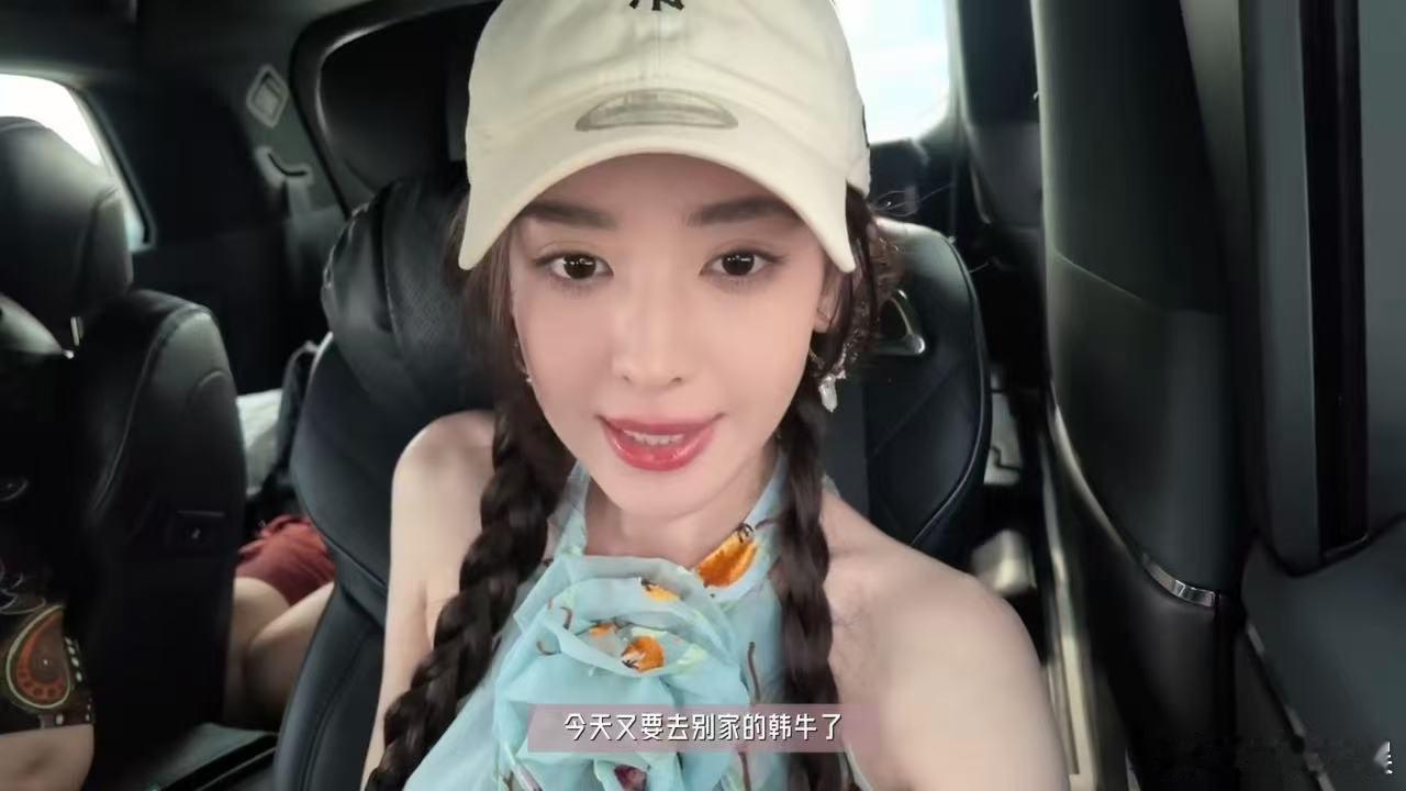 娜扎刚起床的素颜娜扎睡醒脸不是“状态好绝”那种喊出来的，是慢悠悠飘出来的。头发