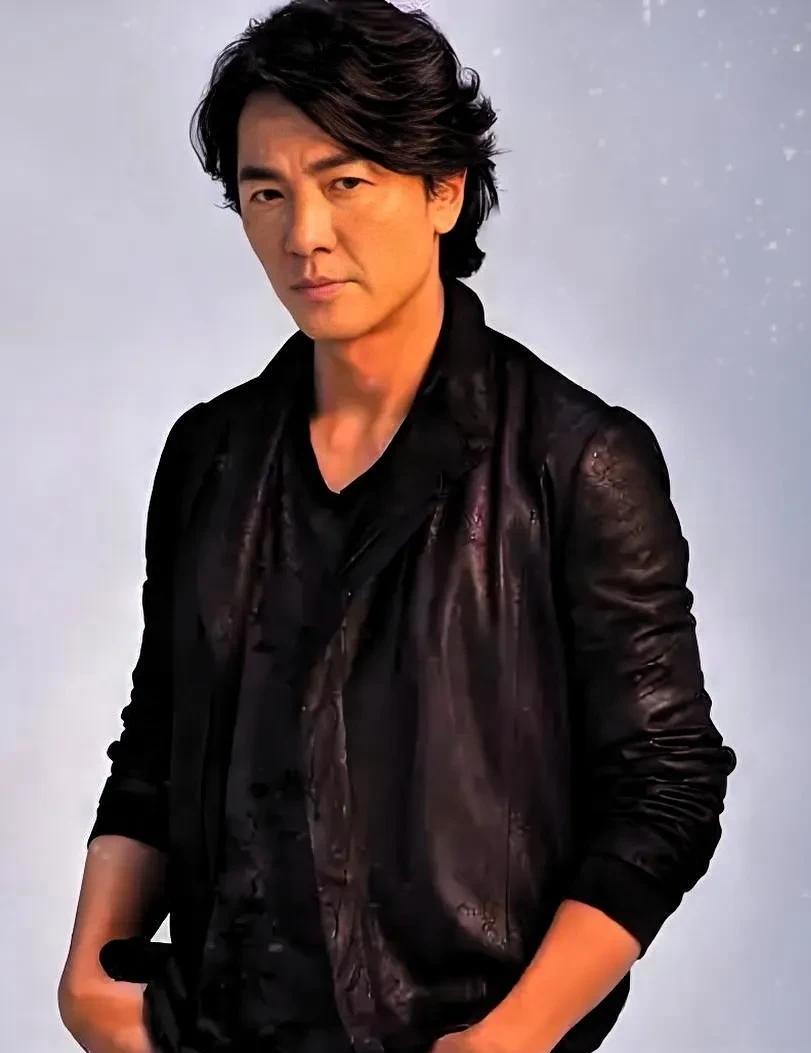 真没想到，曾凭“陈浩南”红遍亚洲的郑伊健，如今也淡出光环，回归平凡。5