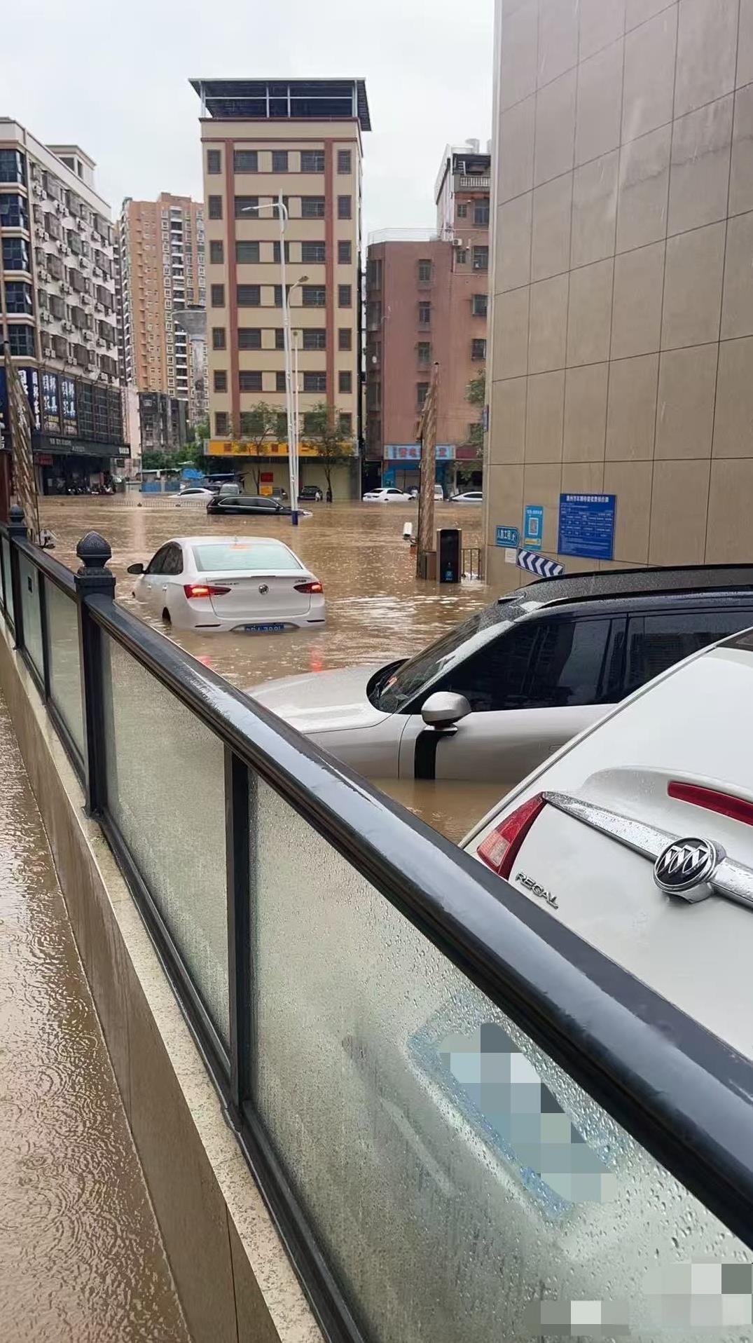 突然有点羡慕那些泡水车的车主了，保险直接报全损，然后去4s店提新车。最近连续的