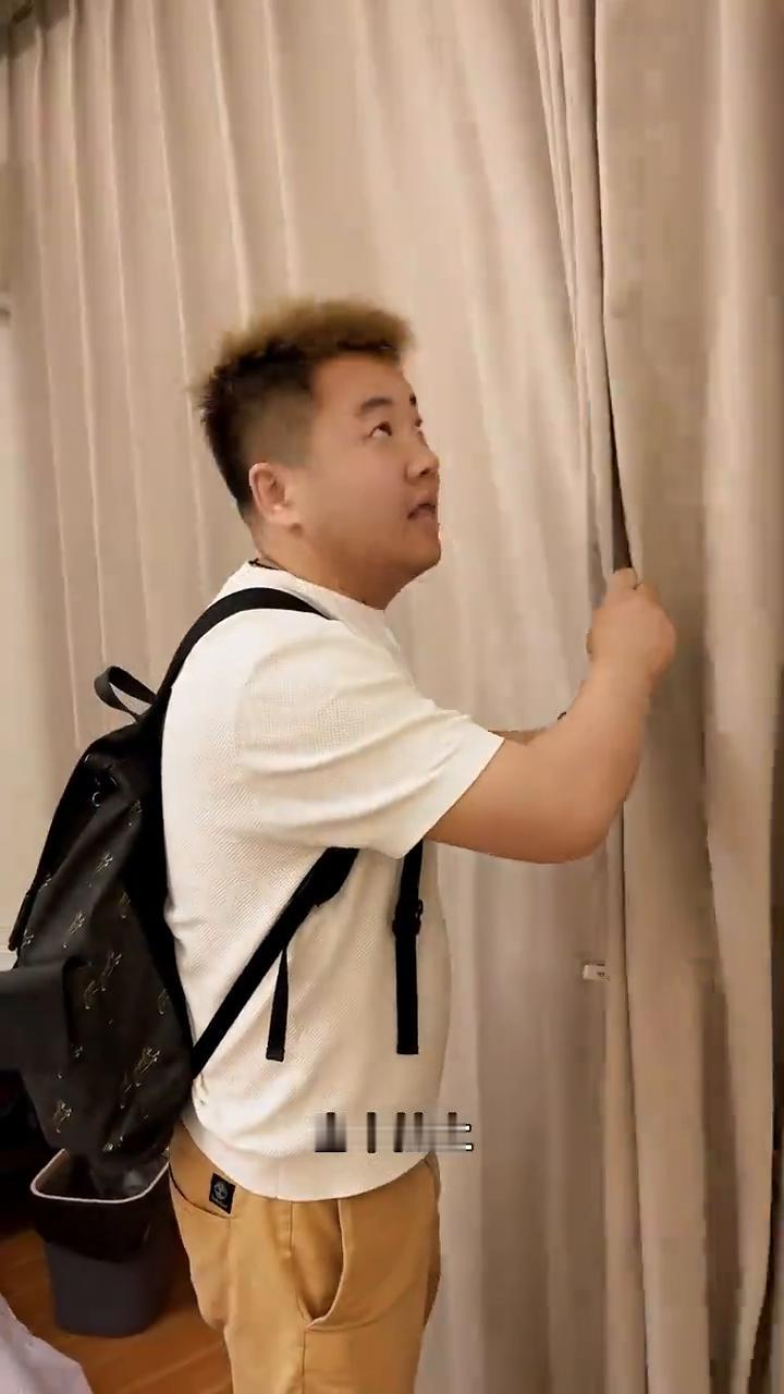 短暂的乡居时光即将落幕。想什么在这站着，窗帘拉上就可以走了。我俩的卧室，跟住