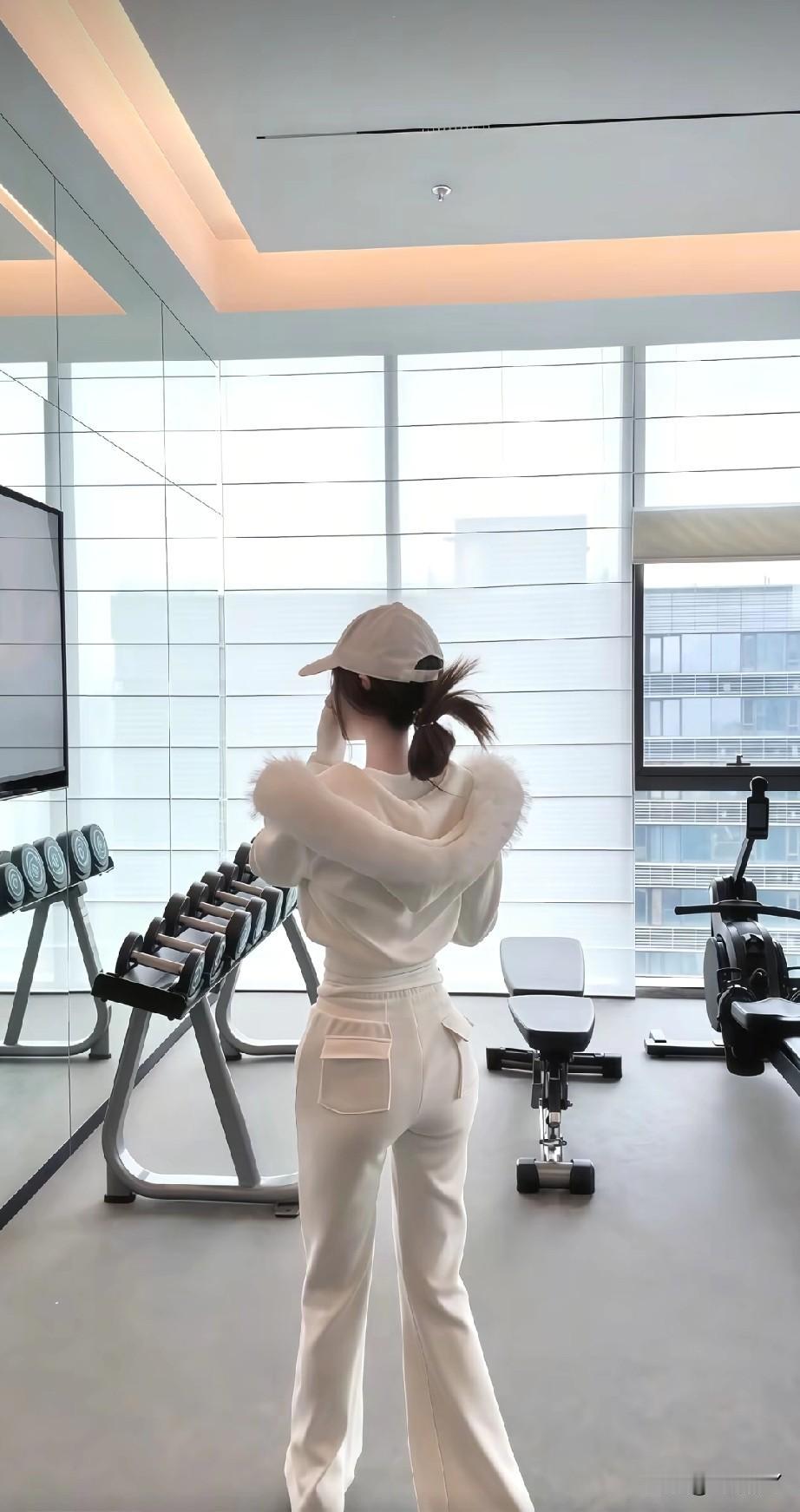  懒得卷颜值了，有身材还要什么颜值，毕竟有趣的灵魂，才是行走人间的独家通行证。最