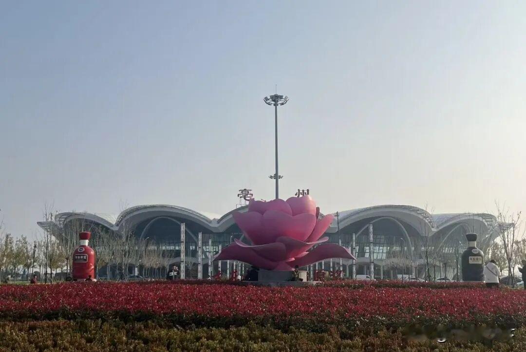 亳州机场今天通航，服务安徽，河南2省8市区县的老百姓出行亳州晚报等媒体消息，1