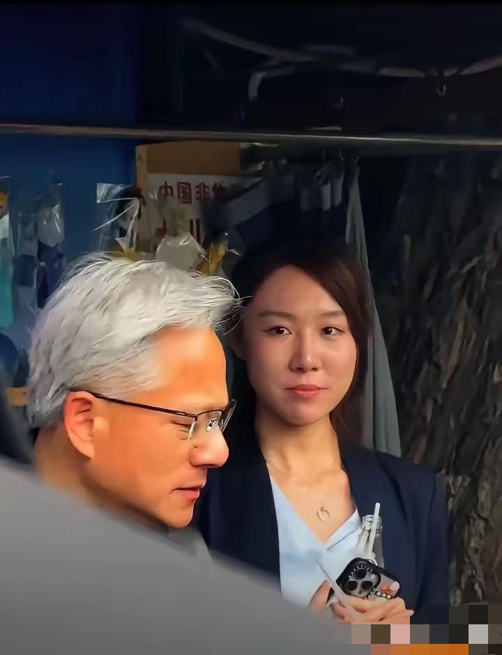 老黄旁边的美女是谁？满眼都是崇拜