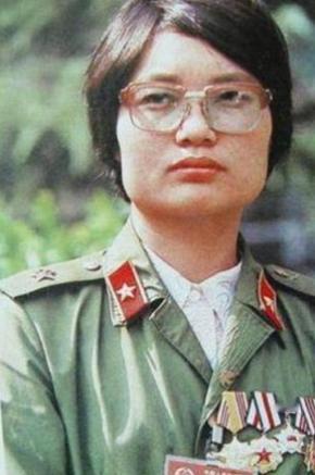 1987年，一个女医生被哨兵拦住，要求出示通行证，没想到，她直接掏出一颗手榴弹：