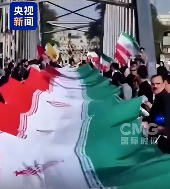 就在停火协议达成前数小时，一幕让世界震惊的画面出现在伊朗境内 真敢玩命啊！离