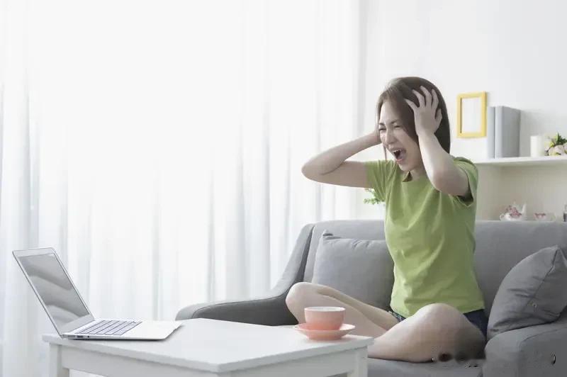 有一类极端的人，因为向上“呼吁”，手伸太久了，脸也丢尽了，却达不到愿望，所以恼羞