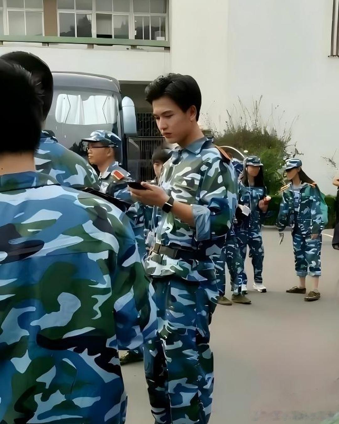 张凌赫早年的照片被网友翻出，这下终于懂为什么当初会被初三学姐追着跑了，帅哥果然从