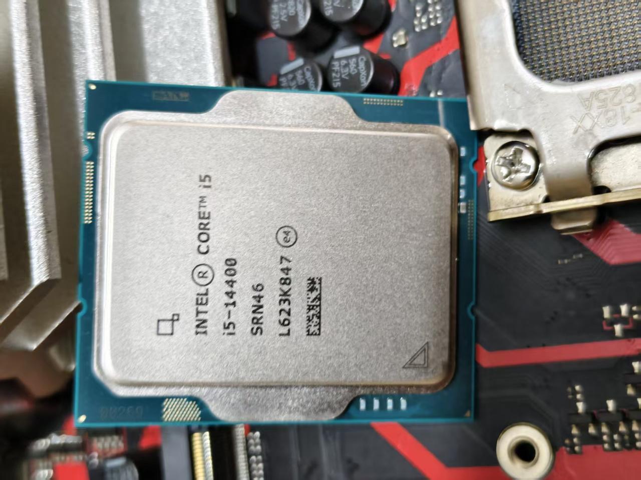 900元INTEL酷睿I5-14400KFPU功耗50W，温度40度，内存