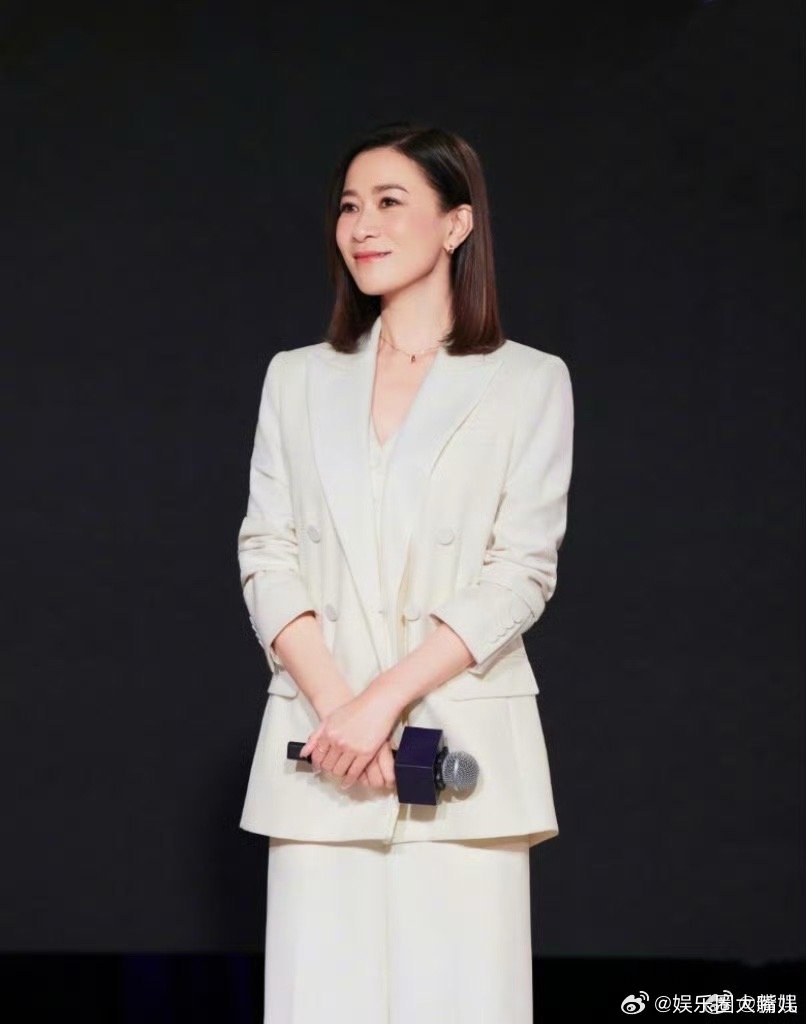 佘诗曼打不倒的港女具象化了从港姐新人到TVB首位三封视后，她确实把“打不倒”演