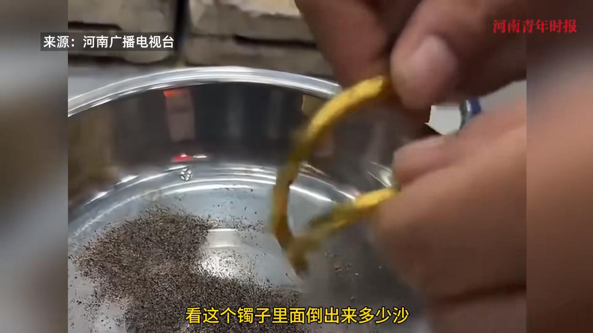 “防不胜防！”8月31日，一顾客带着几十年前自己买的金镯子到首饰店里加工，打算换