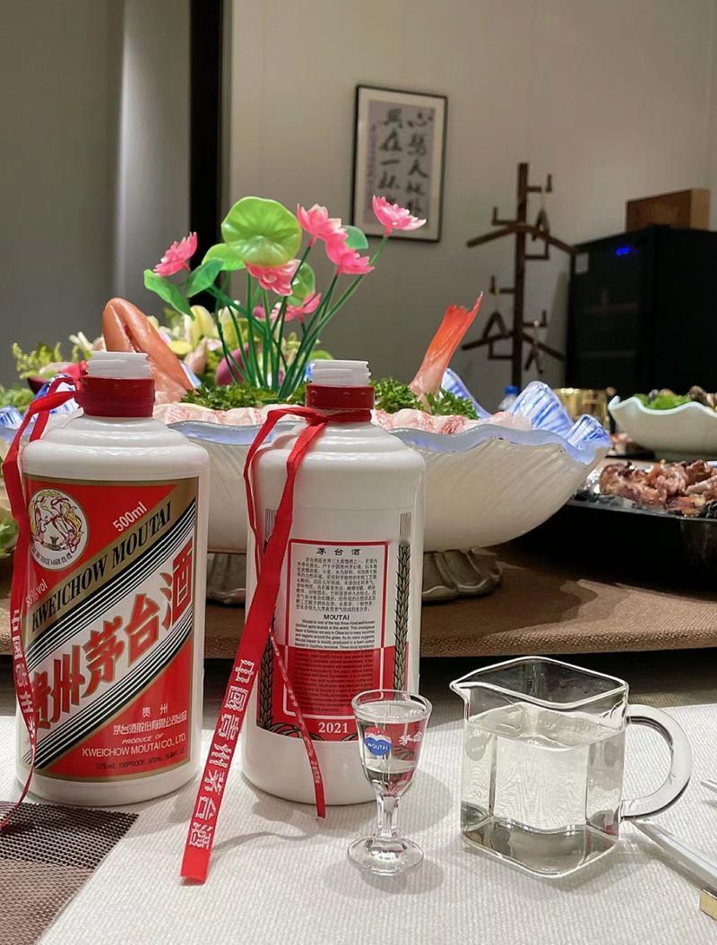 20年前珍藏了两瓶酱香酒，现在想喝，但是不敢喝∽放了二十年的酒能不能喝？这得区