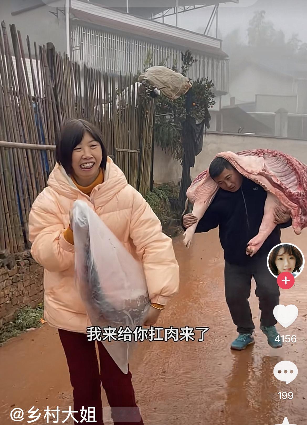 农村四哥修房子，这要吃多少肉？上次徐三娃扛了半扇猪肉，今天，农村大姐家的勇哥也扛