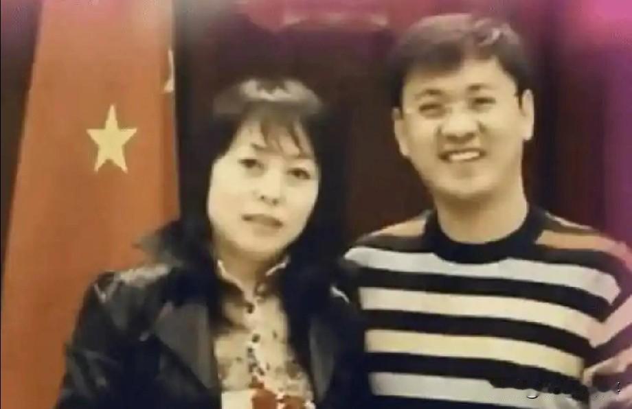 2005年，41岁河南女富豪李巧林爱上22岁男下属，没曾想，50岁那年，她不惜冒