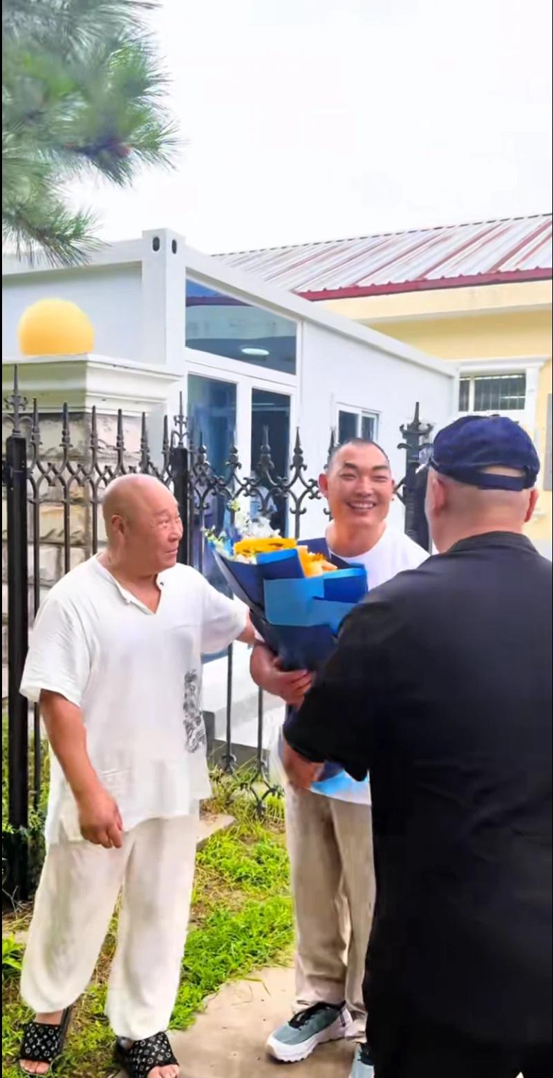 北京宝哥，亲自出马，他的兄弟出狱了。宝哥亲自带着一众兄弟前去迎接，宝哥拿着树枝轻