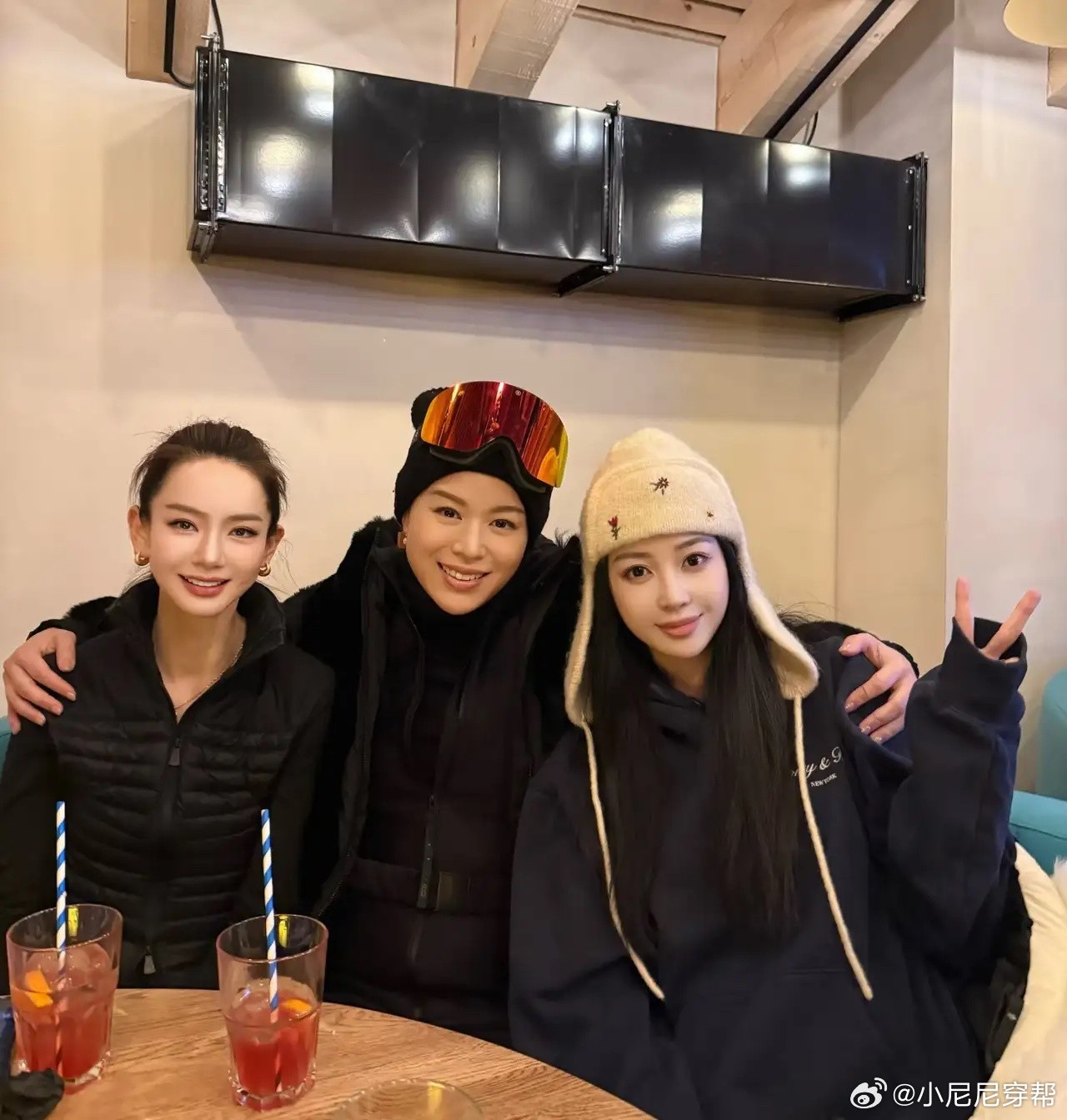 潘玮柏老婆晒和戚薇、胡杏儿合影，她们在瑞士度假！潘玮柏对媳妇儿是真大方，带着老婆