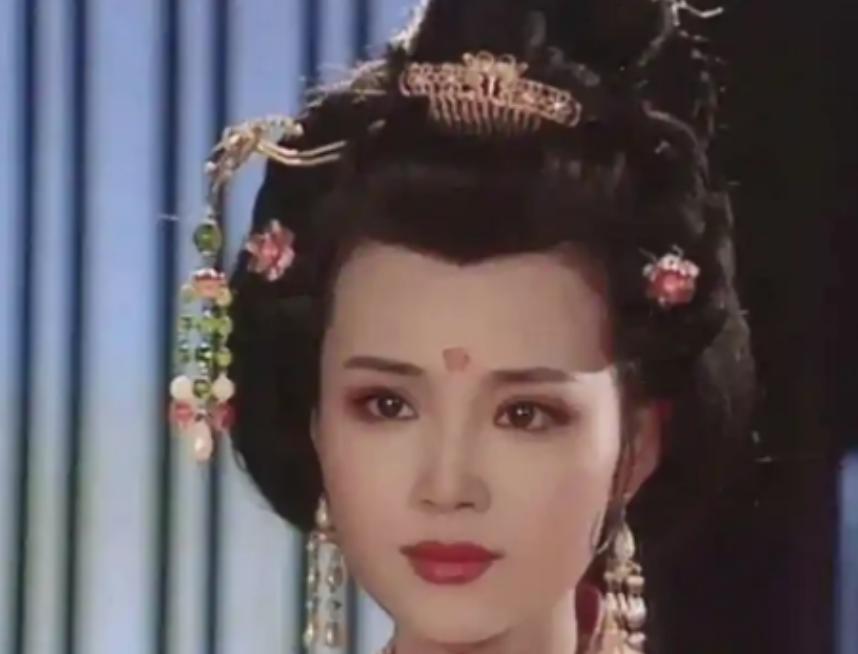 710年，李隆基发动宫廷政变，韦后及安乐公主被当场诛杀。在偏殿中，李隆基犹豫片刻