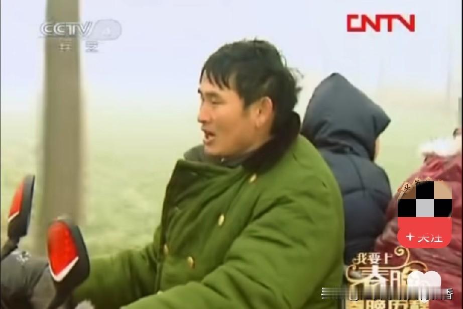 大衣哥朱之文刚成名的时候，开着电动三轮车拉着儿女去赶大集，他穿着那件标志性的绿色