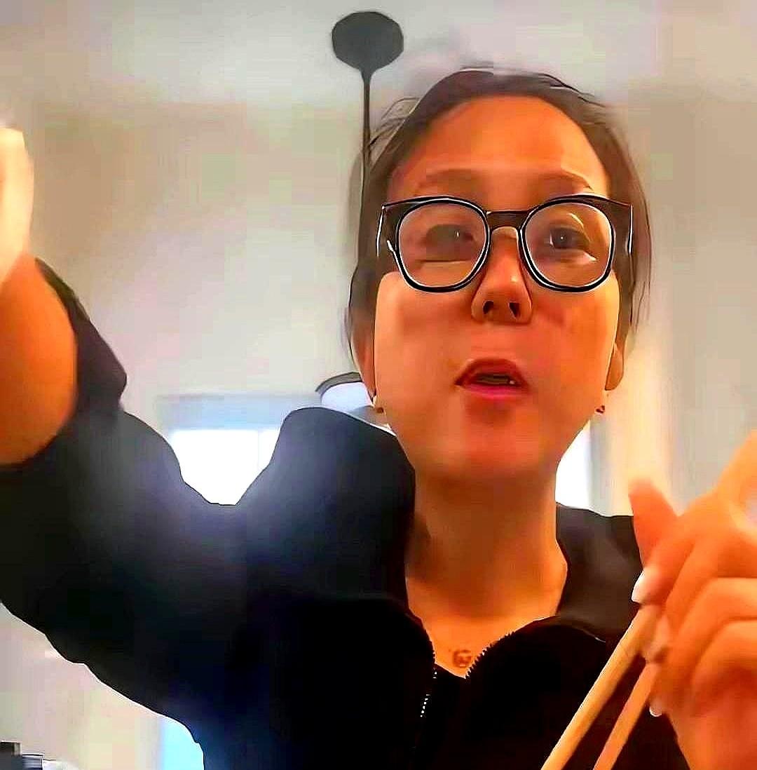 一个月硬性开销超40万，光是四个孩子的补习费就砸进去5万，何洁被生活逼到了墙角。