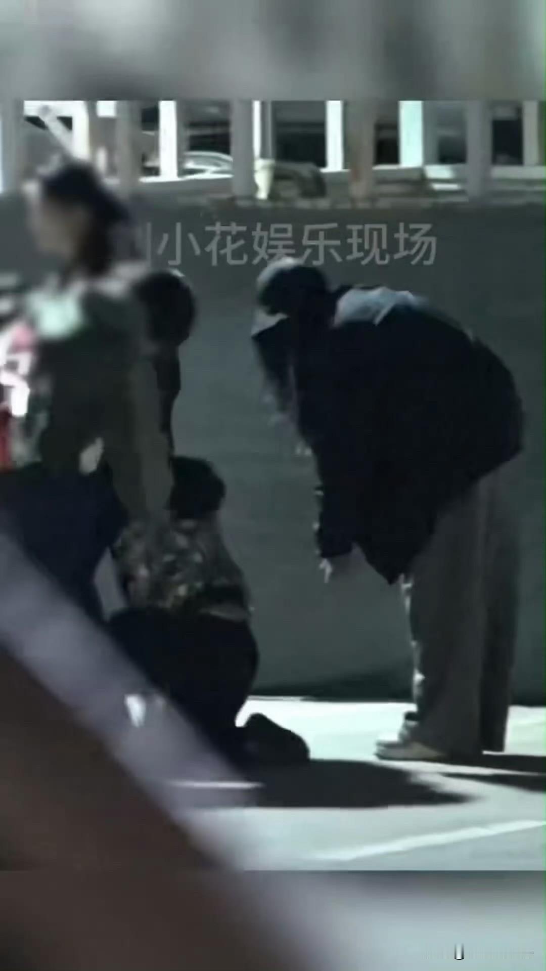 11月5日，刘诗诗儿子被网友戏称为魔丸！刘诗诗别说牵住他了，拉都拉不住他！旁