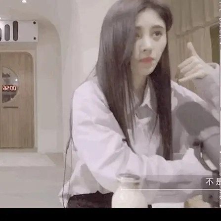 鞠最让我震惊的是，吹了好久的美商和妆容结果上综艺的时候就这样
