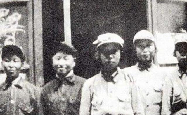 13岁女兵跳马刀舞，陈赓逗趣：做我女儿就嫁给萧华！这记硬核催婚，成就了萧华与王新