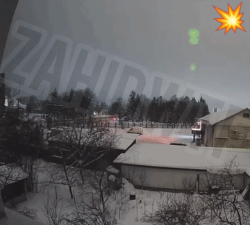 昨晚，大鹅发射榛树高超音速导弹击中位于乌西部利沃夫的目标，闪电一般劈中！随后被击