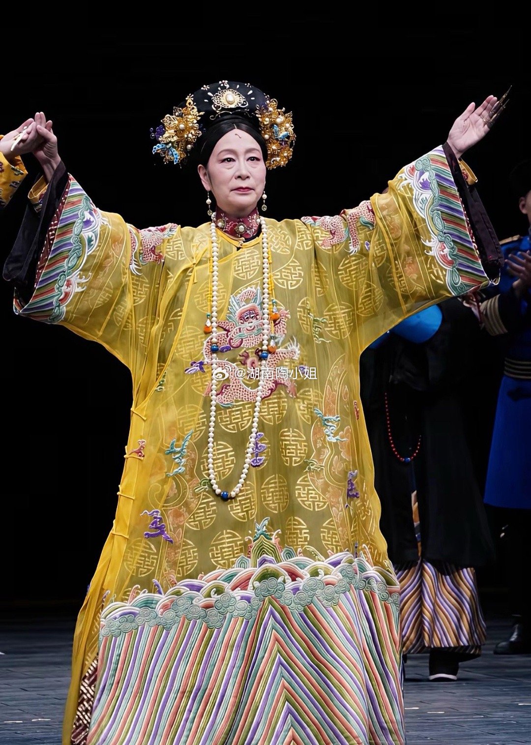 估计现在奚男生父是谁，是全网最挂心的话题了。周野芒都通过法律和亲子鉴定证明，自己