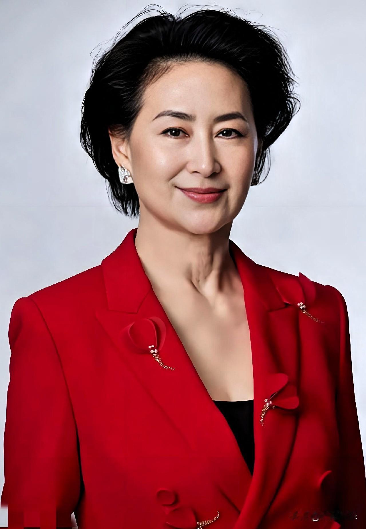 年薪十几万，去还是不去？赌王千金何超琼当年也面临过这道选择题。只不过，她那会儿自